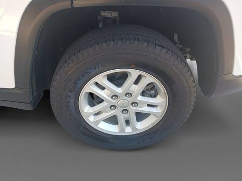 Used 2023 Jeep Grand Cherokee Laredo RWD image 8