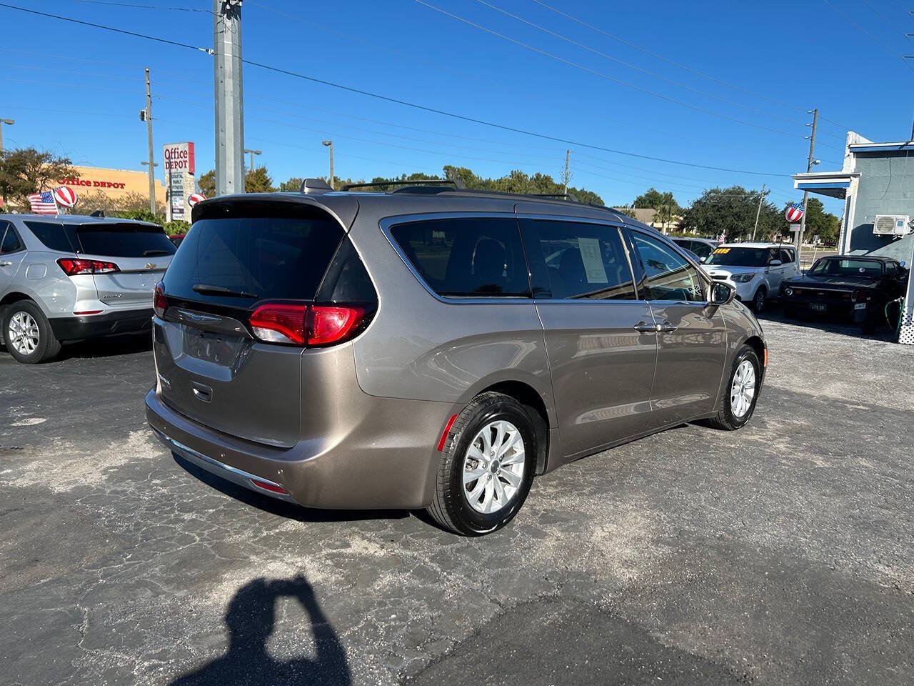 Used 2018 Chrysler Pacifica Touring Plus FWD image 4