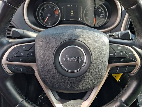 Used 2018 Jeep Cherokee Latitude w/ Cold Weather Group image 18