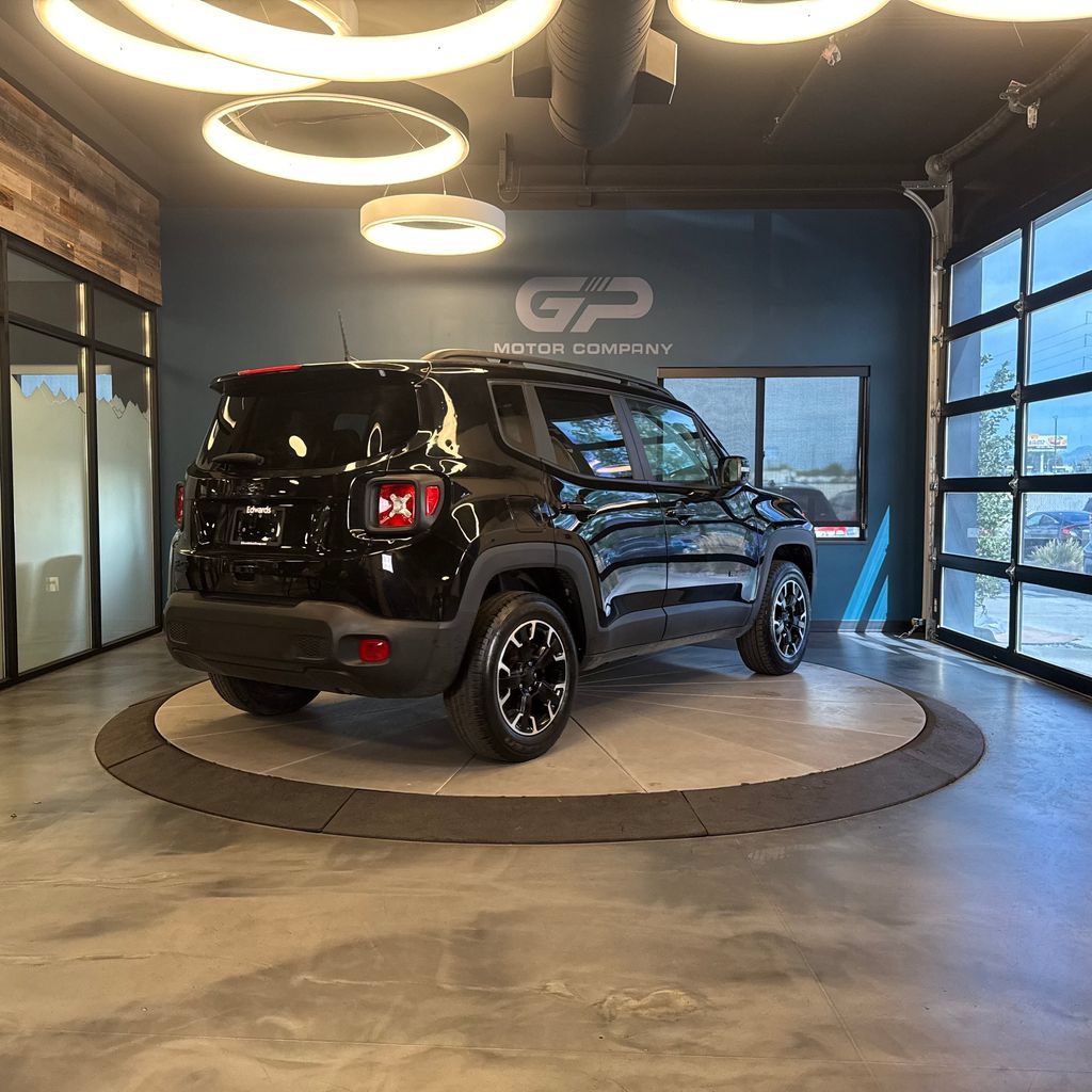 Used 2023 Jeep Renegade Latitude AWD/4WD image 3