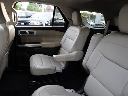 Used 2023 Ford Explorer XLT w/ Equipment Group 202A AWD/4WD image 4