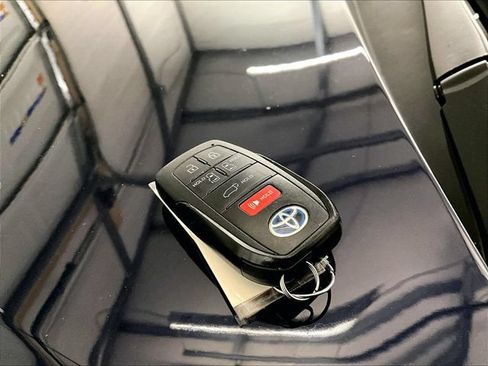 Used 2021 Toyota Sienna Limited FWD image 9