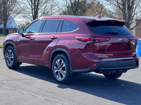 Used 2022 Toyota Highlander XLE AWD/4WD image 11