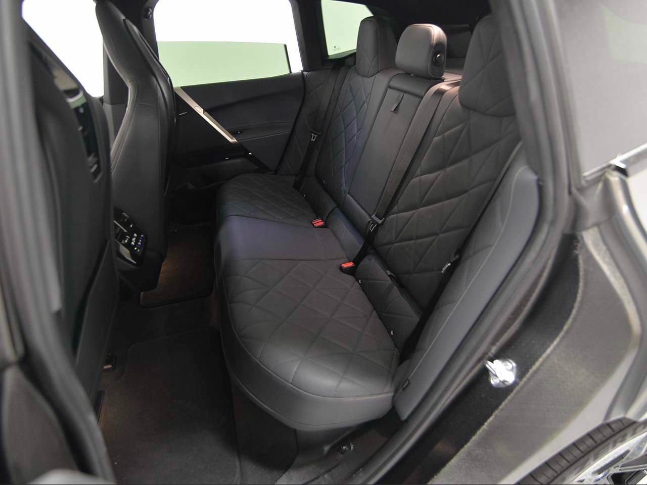 Used 2024 BMW iX xDrive50 w/ Premium Package AWD/4WD image 11