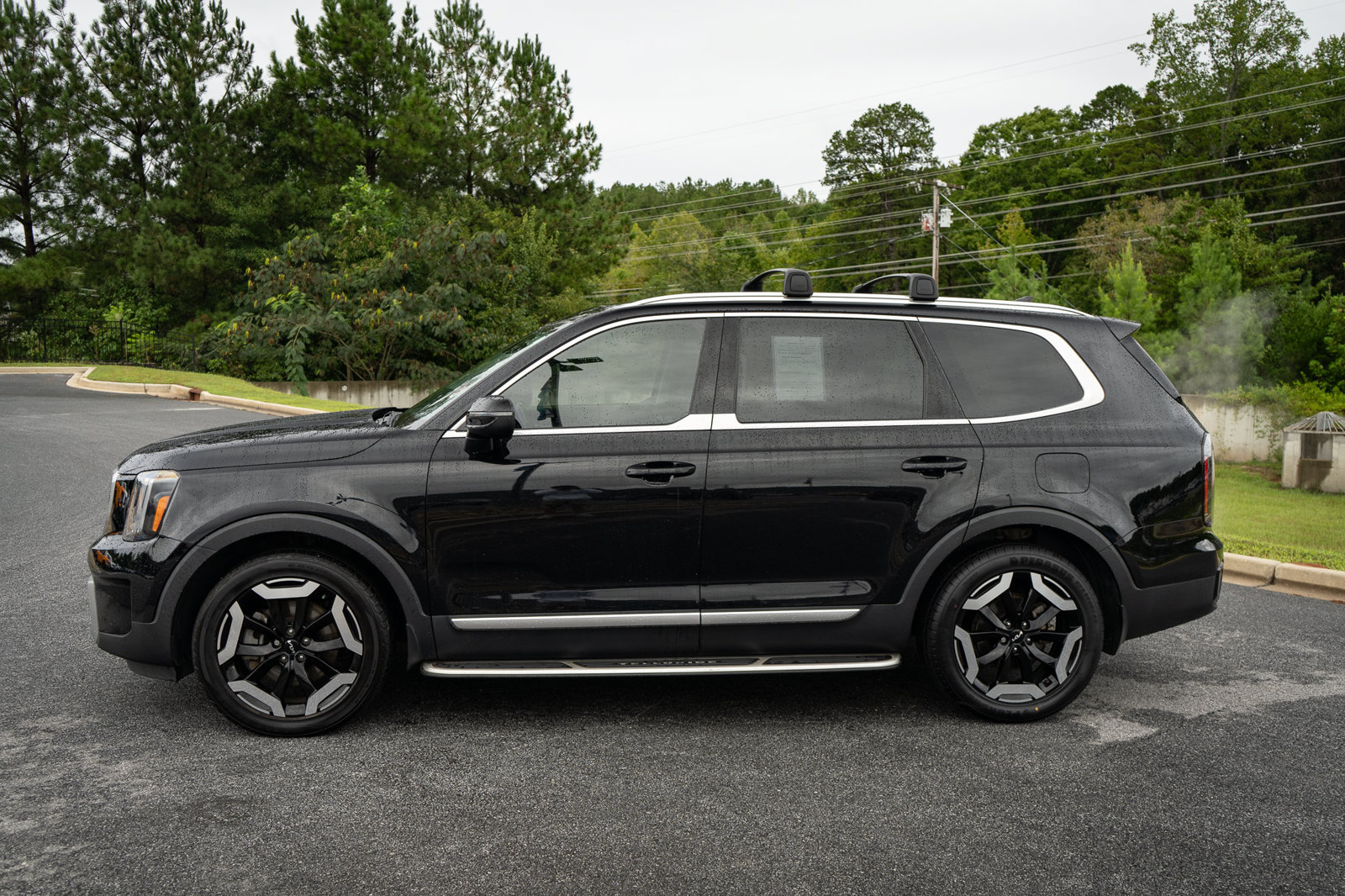 Used 2023 Kia Telluride EX w/ EX Captain's Chair Package FWD image 5