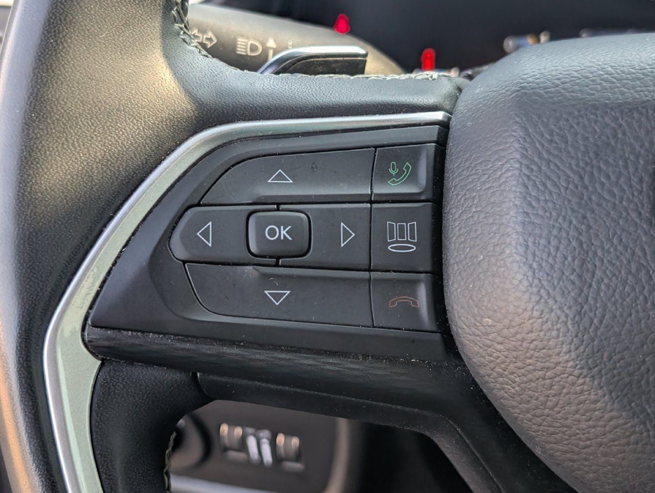 Used 2024 Jeep Grand Cherokee Altitude AWD/4WD image 23