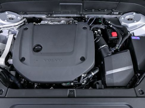 Certified 2025 Volvo XC90 B6 Plus image 37