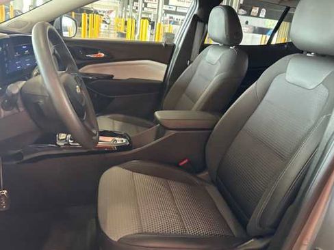 Used 2025 Chevrolet Trax LT FWD image 8