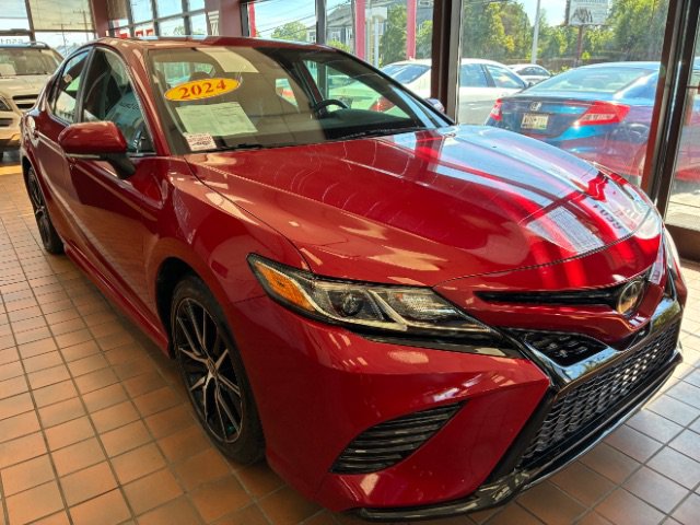 Used 2024 Toyota Camry SE FWD image 1