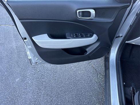 Used 2025 Hyundai Venue SEL image 10