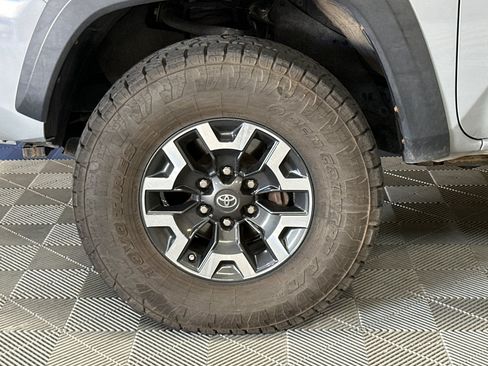 Used 2019 Toyota Tacoma TRD Off-Road w/ Technology Package AWD/4WD image 39