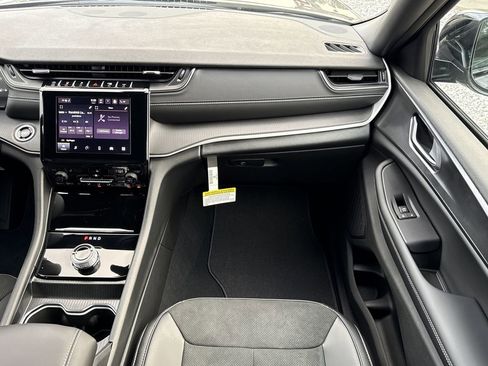 New 2025 Jeep Grand Cherokee Laredo image 17