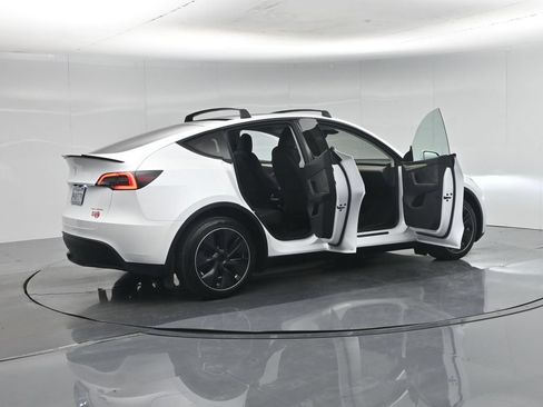 Used 2023 Tesla Model Y Long Range AWD/4WD image 4
