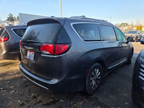 Used 2019 Chrysler Pacifica Touring-L image 3
