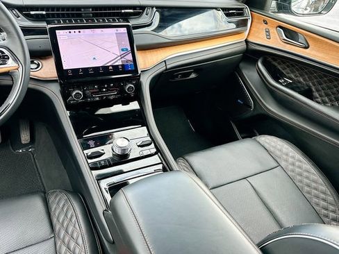 Used 2025 Jeep Grand Cherokee Summit image 25