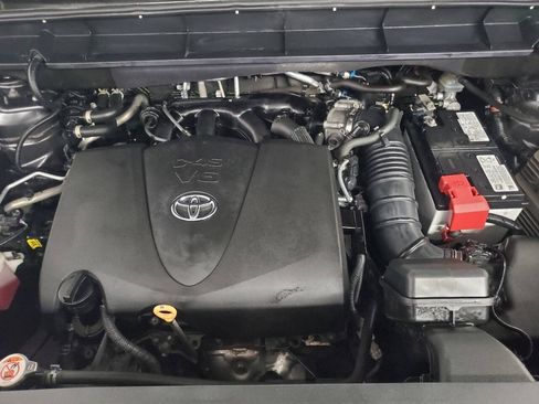 Used 2022 Toyota Highlander XLE AWD/4WD image 4