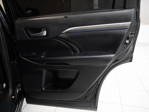 Used 2019 Toyota Highlander SE image 26