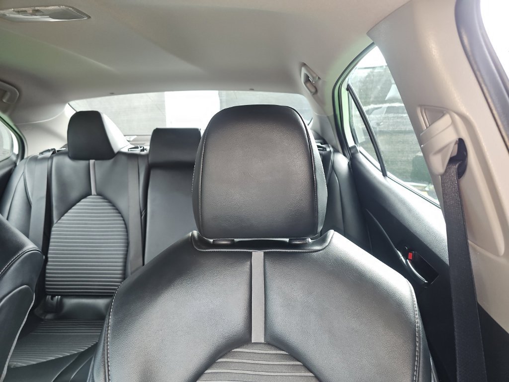 Used 2020 Toyota Camry SE FWD image 12