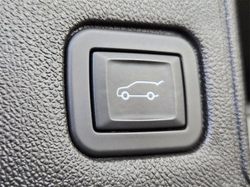 Used 2024 GMC Terrain SLT image 19