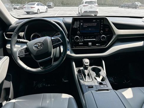 Used 2022 Toyota Highlander XLE AWD/4WD image 29