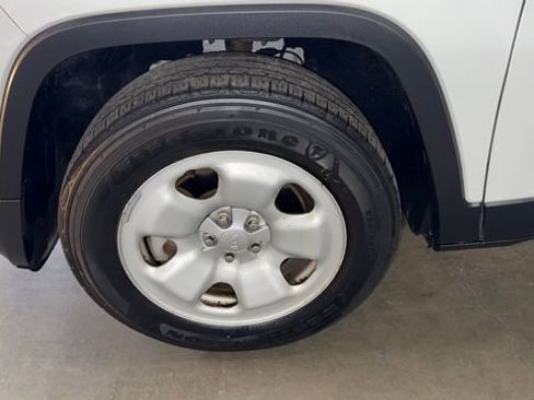 Used 2017 Jeep Cherokee Sport AWD/4WD image 10