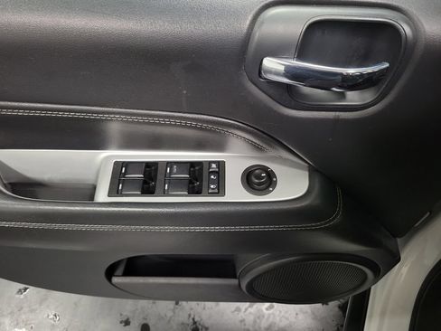 Used 2016 Jeep Compass Latitude FWD image 26