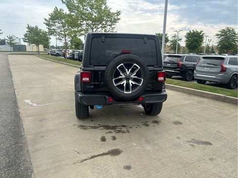 Used 2024 Jeep Wrangler Unlimited w/ Convenience Group AWD/4WD image 5