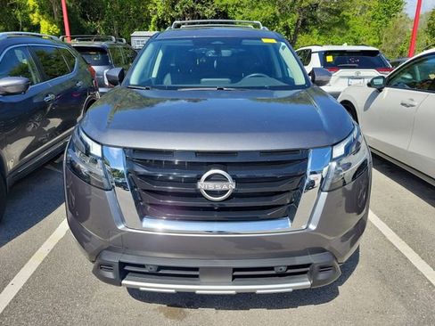 Used 2023 Nissan Pathfinder SL image 2