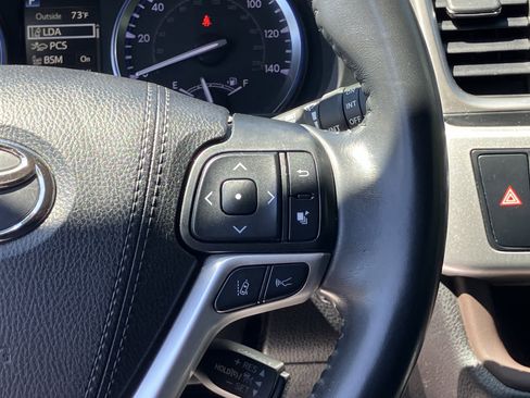 Used 2019 Toyota Highlander XLE AWD/4WD image 22