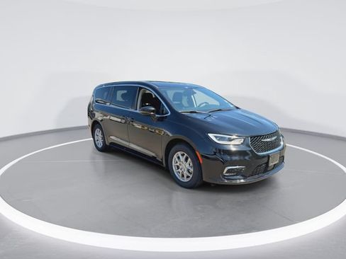 Used 2024 Chrysler Pacifica Touring-L FWD image 2