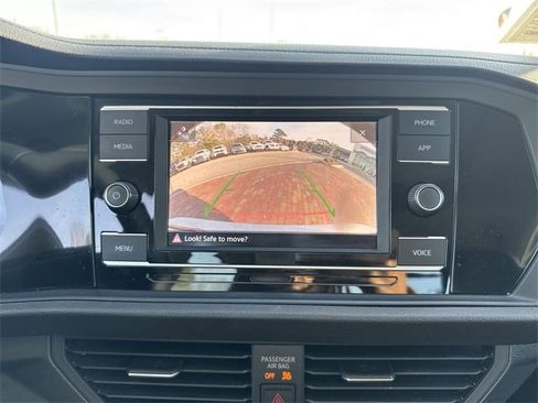 Used 2022 Volkswagen Jetta SE image 19
