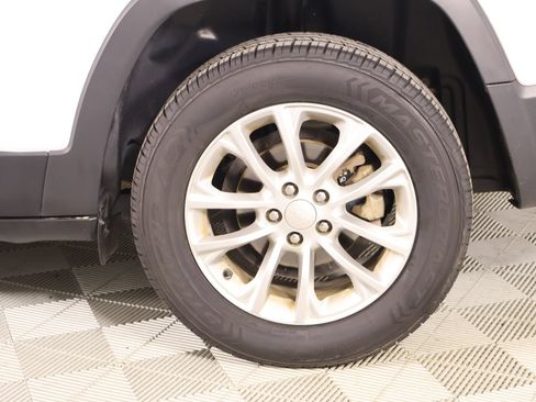 Used 2019 Jeep Cherokee Latitude w/ Popular Appearance Group FWD image 17