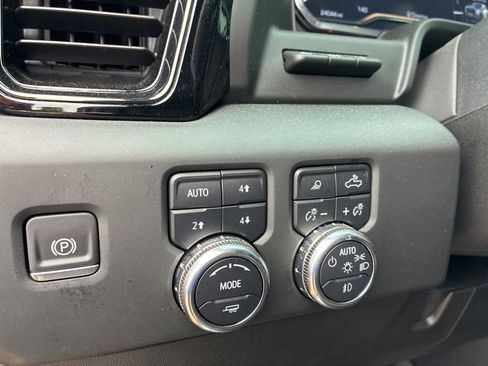 Used 2024 GMC Sierra 2500 AT4 w/ Technology Package AWD/4WD image 9