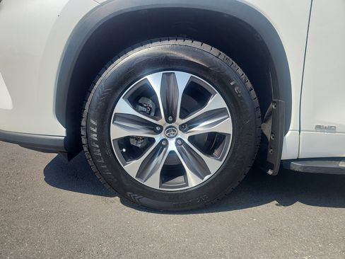 Used 2021 Toyota Highlander XLE AWD/4WD image 9