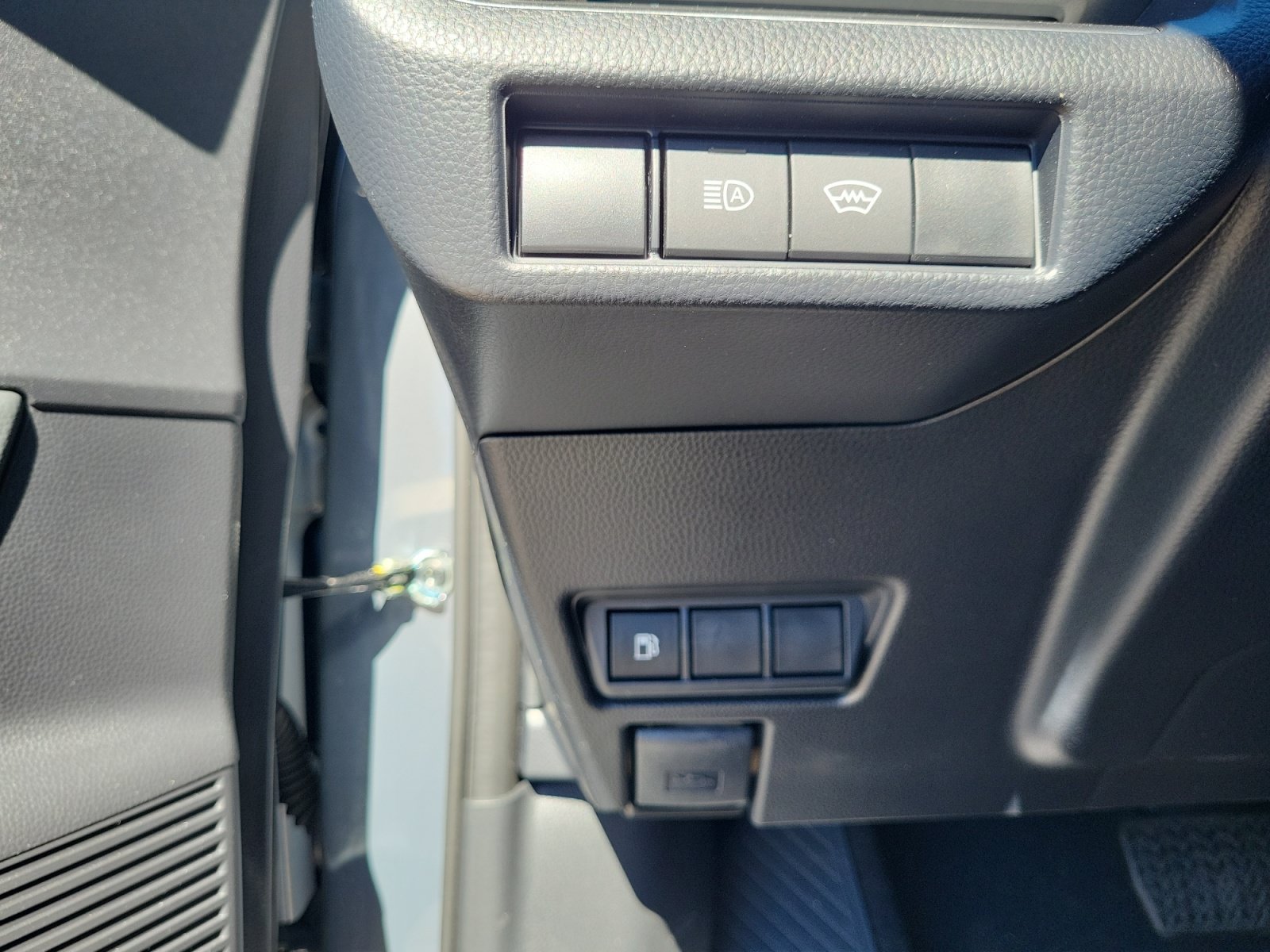 Used 2025 Toyota Prius LE FWD image 28
