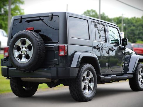 Used 2018 Jeep Wrangler Unlimited Sahara w/ Connectivity Group AWD/4WD image 5