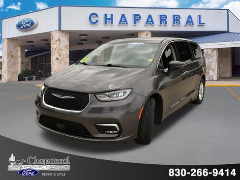 Used 2023 Chrysler Pacifica Touring-L FWD image 2