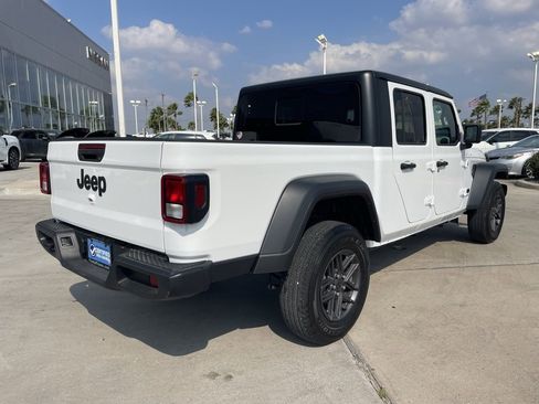 Used 2025 Jeep Gladiator Sport image 3