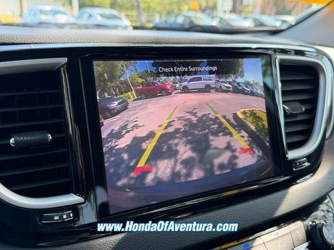 Used 2023 Chrysler Pacifica Touring-L FWD image 27