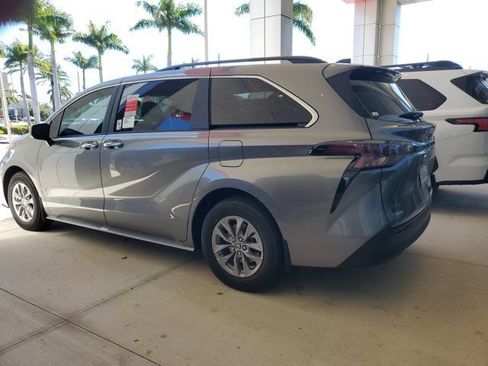 New 2026 Toyota Sienna XLE image 4