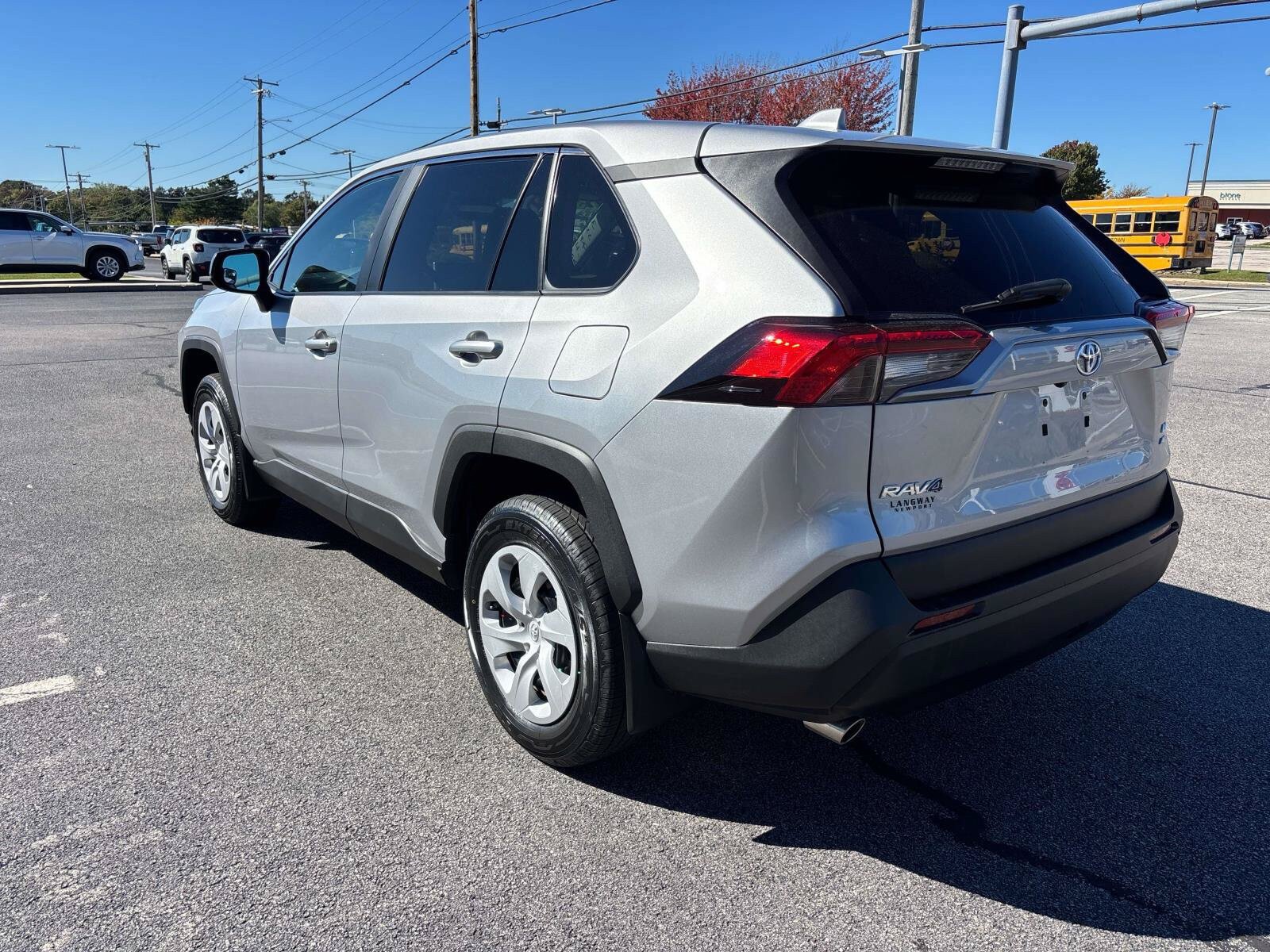 Used 2023 Toyota RAV4 LE AWD/4WD image 5