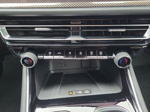 Used 2025 Chevrolet Traverse High Country FWD image 37