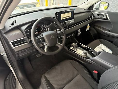 Used 2026 Mitsubishi Outlander ES FWD image 2