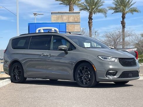 Used 2023 Chrysler Pacifica Touring-L w/ Uconnect Theater Family Group image 5