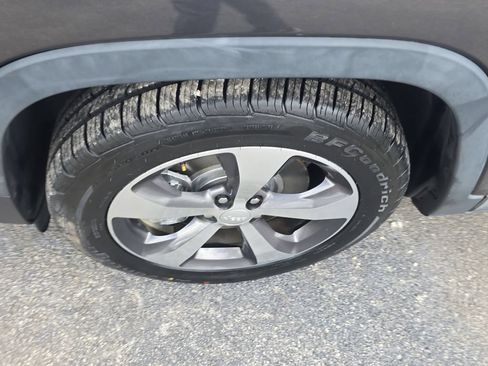 Used 2019 Jeep Cherokee Limited FWD image 10