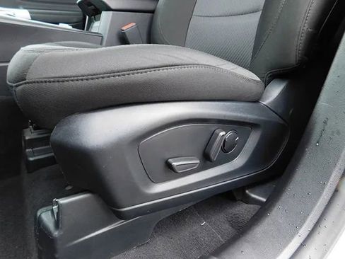 Used 2023 Ford Explorer XLT AWD/4WD image 17