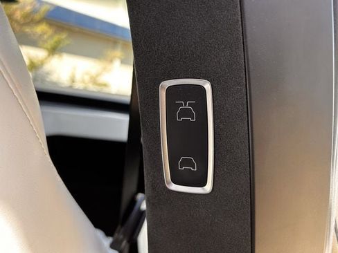 Used 2023 Tesla Model X Plaid image 27