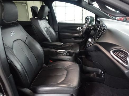 Used 2020 Chrysler Pacifica Touring-L Plus w/ Advanced Safetytec Group FWD image 28
