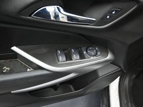 Used 2024 Chevrolet Trax RS FWD image 11