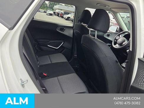Used 2025 Kia Soul LX w/ LX Technology Package FWD image 13